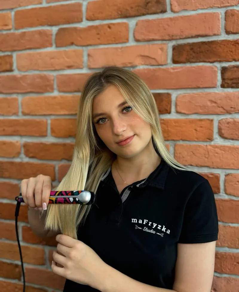 Stylistka Nikola – fryzjer damski i stylista fryzur Warszawa Ursus
